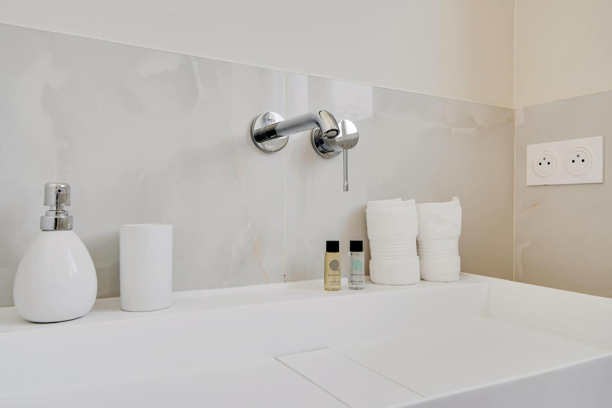 Suite Deluxe 1 By Les Maisons De Charloc Homes Boulogne-Billancourt Ngoại thất bức ảnh